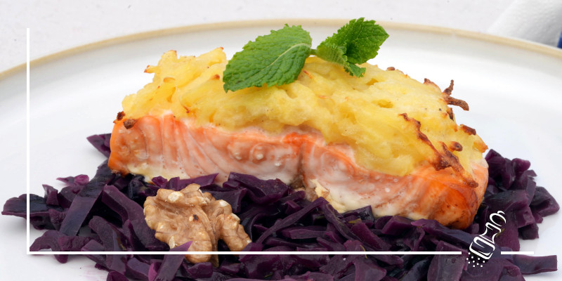 lachs auf rotkabis mit roesti kruste