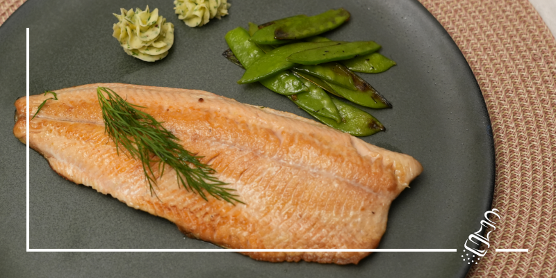 saiblingsfilet mit kraeuter honigbutter und kefen
