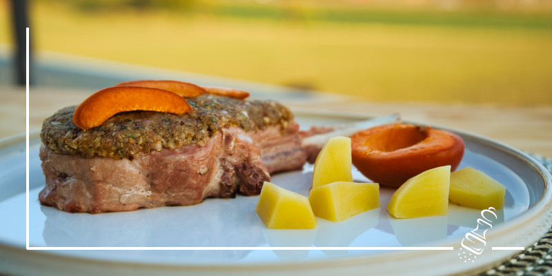 schweinekotelett mit abrikosen haselnuss haube