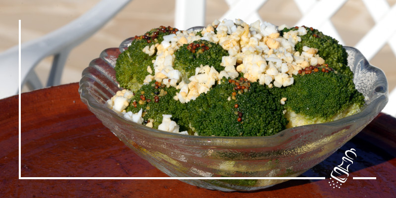 broccolisalat mit gehacktem ei