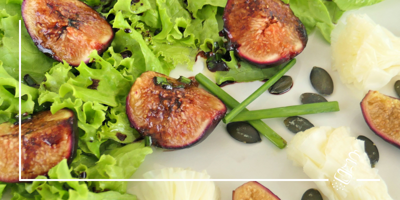 feigen mit tete de moine auf salat