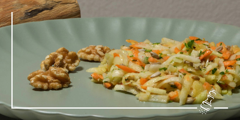 kohlrabisalat mit rueebli und apfel