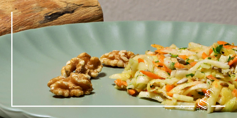 kohlrabisalat mit rueebli und apfel