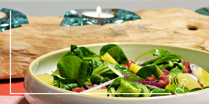 nuesslisalat mit kiwi und granatapfel
