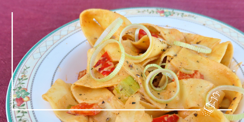 pappardelle mit peperoniwuerfeln