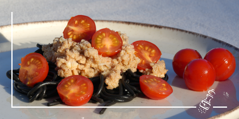 spaghetti al negro mit blumenkohlpesto