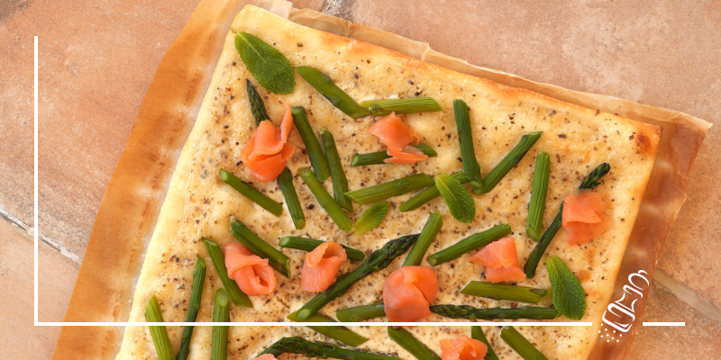 flammkuchen mit gruenen spargeln und lachs